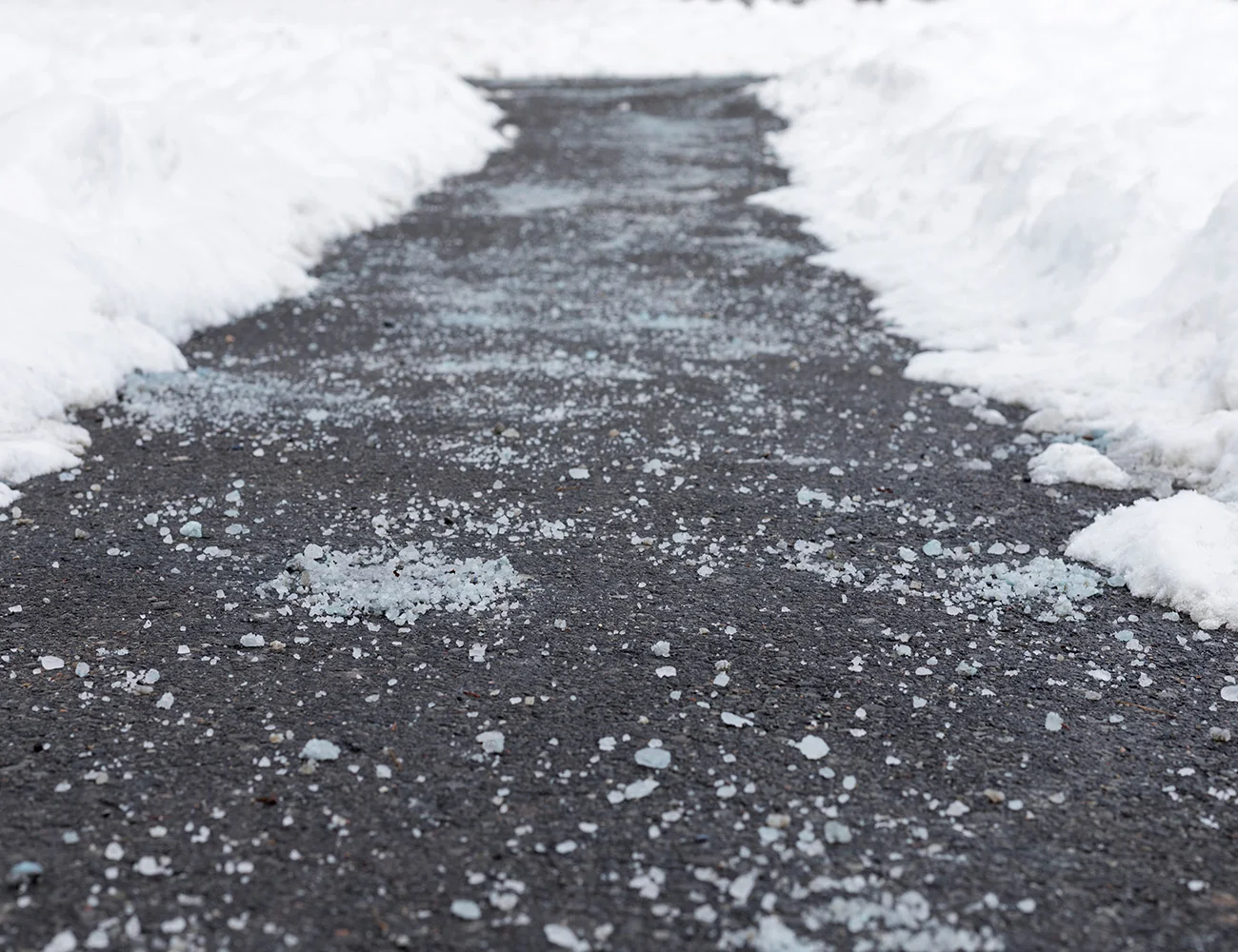 Strødd gangareal mellom snøkanter