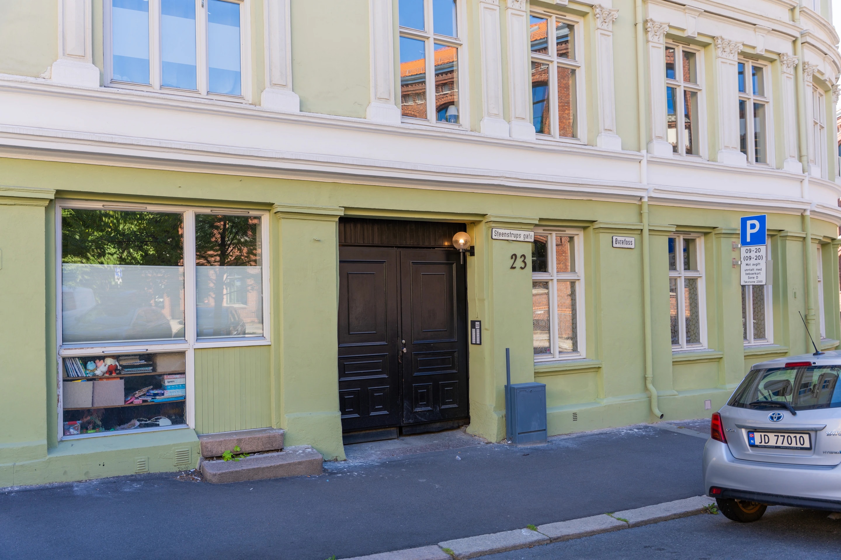 Pusset fasade med vinduer og inngangsparti