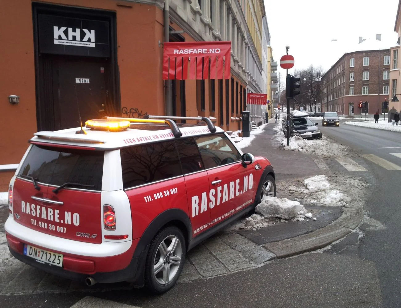 Rasfare-bil i en bygate om vinteren