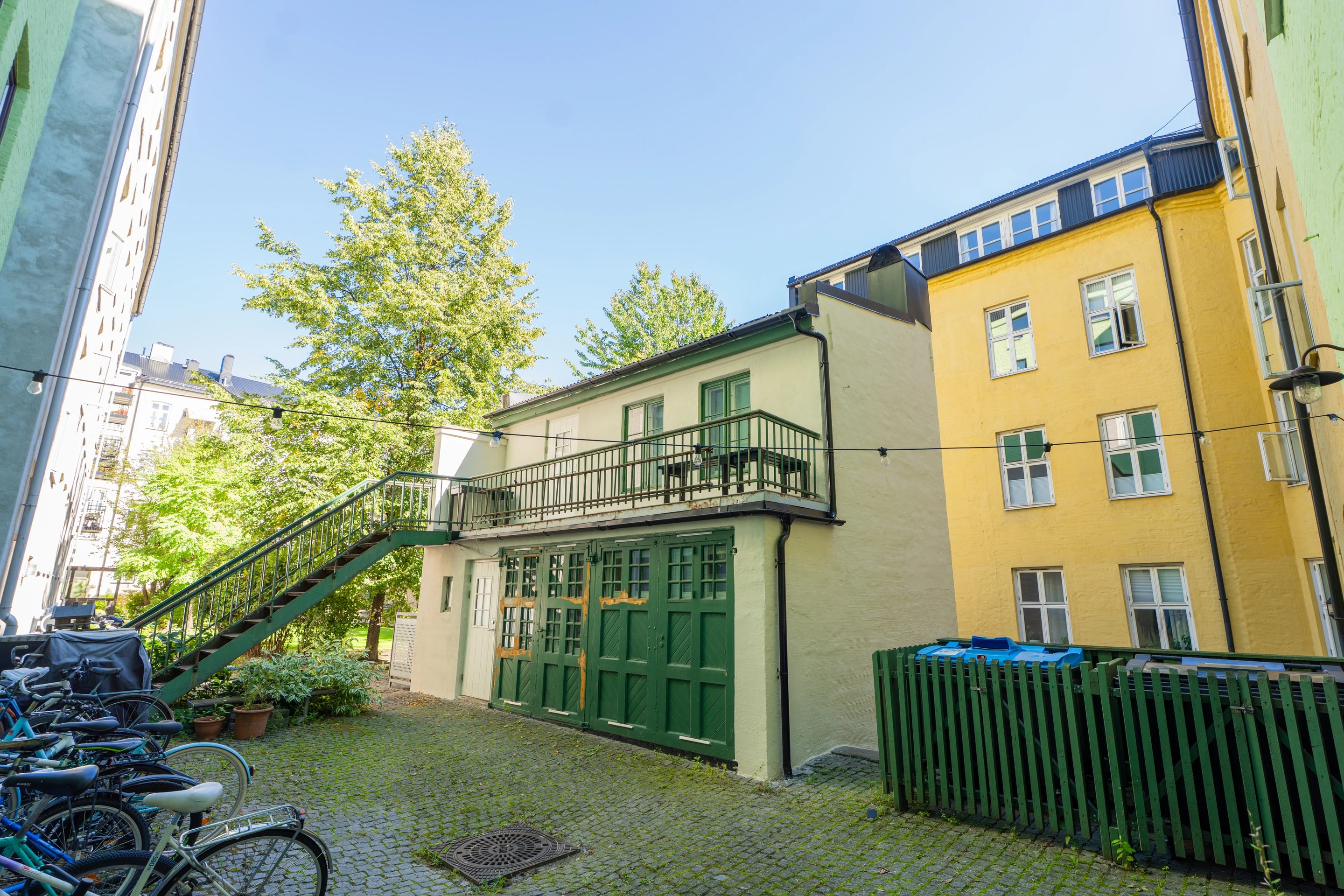 Gangareal og innganger i en bakgård