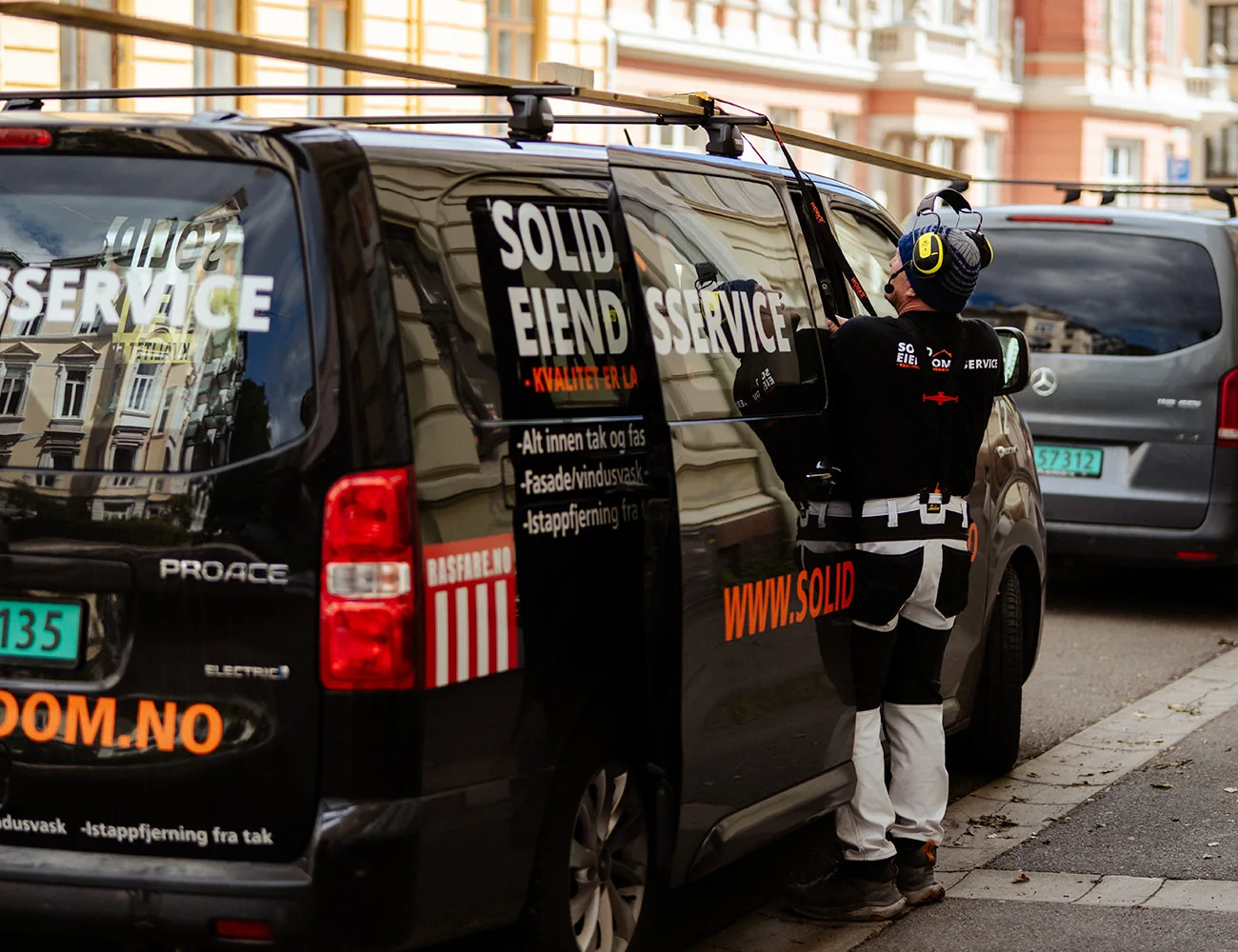 Solid-servicebil parkert langs en bygård