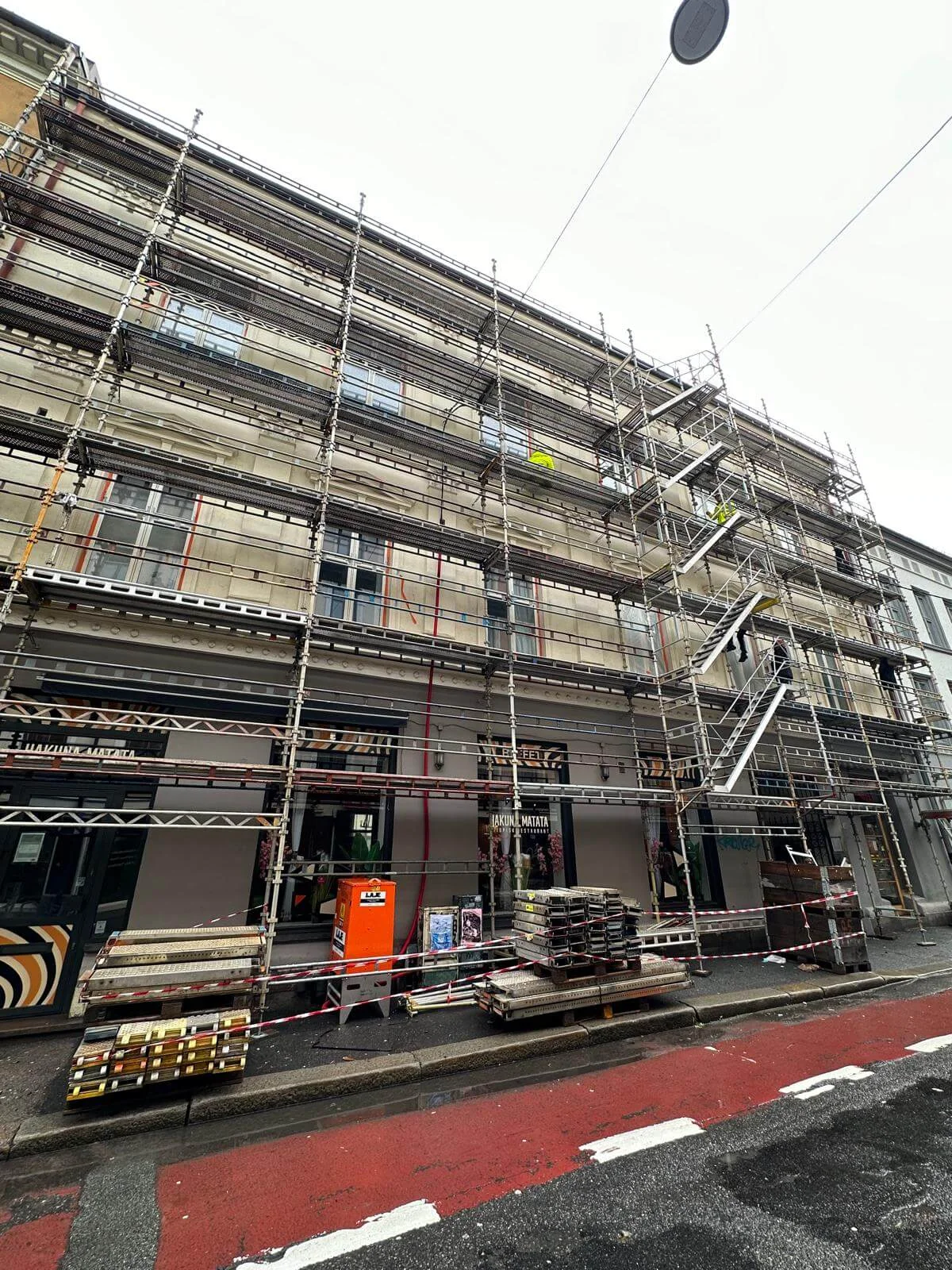 Fasadearbeid fra stillas på Møllergata 38