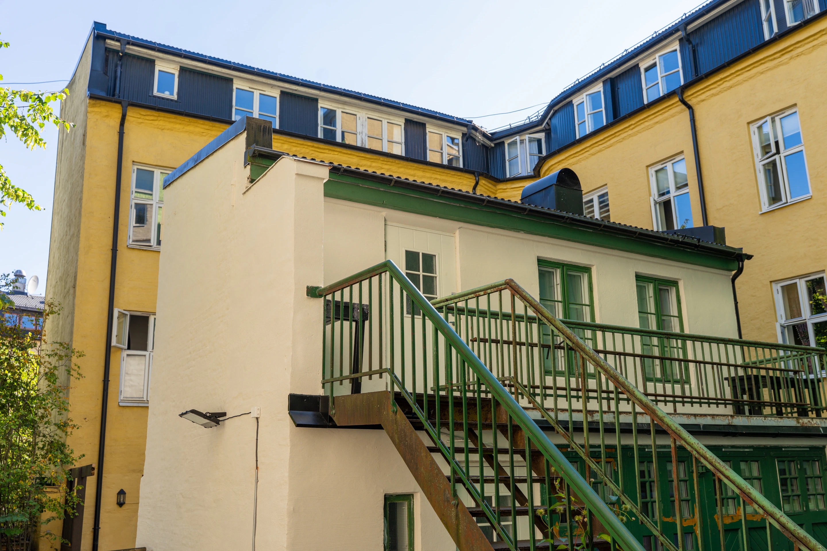 Bakgård med trapper, adkomst og høydeforskjeller