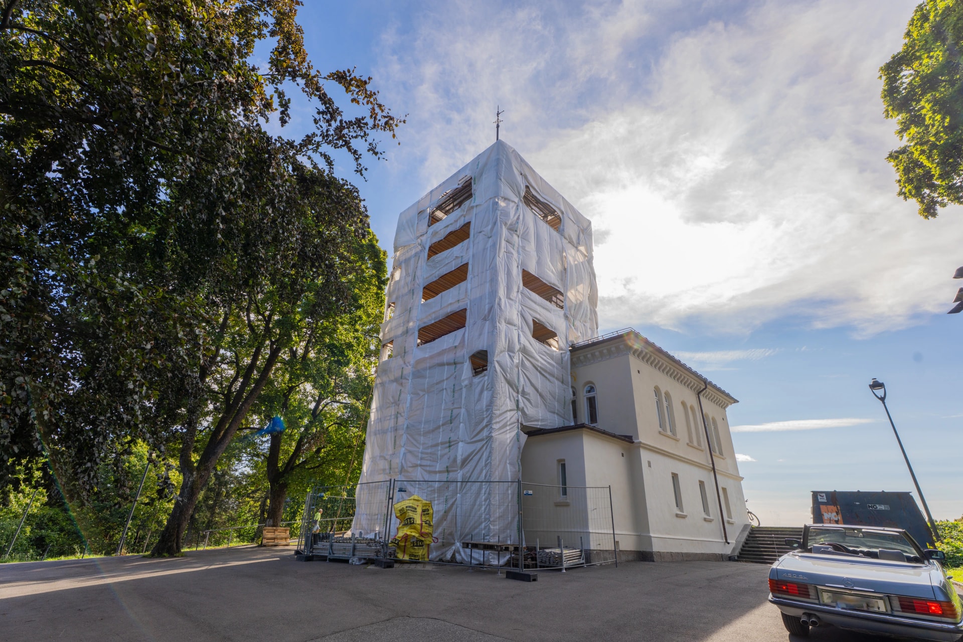 Tårnhuset i Ullevålsveien 28 med stillas og tildekking